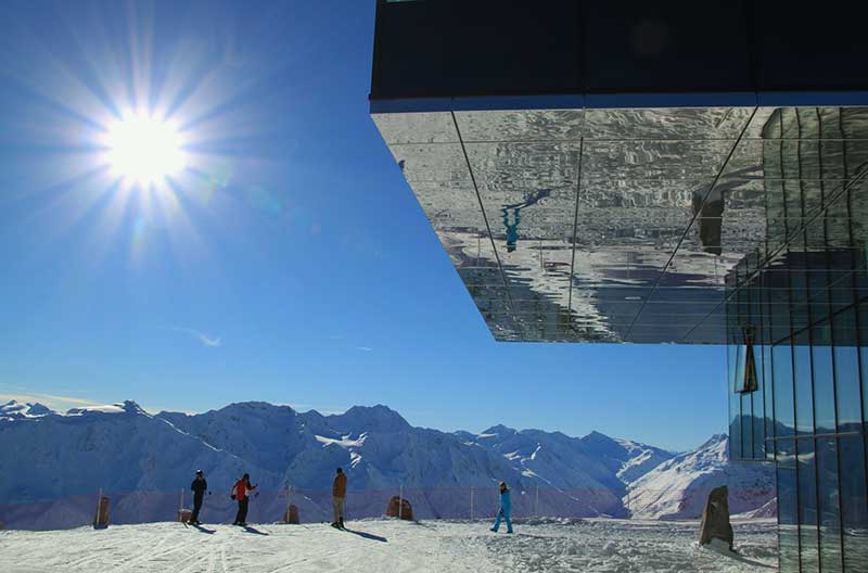 Naar de Oostenrijkse sneeuw met een groep? Wat dacht u van Sölden? Wij verzorgen complete wintersport groepsreizen met afwisselende activiteiten! 