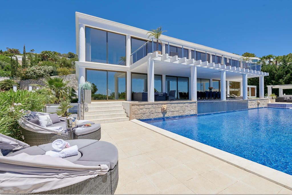 Top-notch Ibiza experience: groepsreis met verblijf in luxe villa!